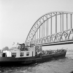 849447 Afbeelding van een vrachtschip in het Amsterdam-Rijnkanaal te Utrecht, ter hoogte van de DEMKA-brug.